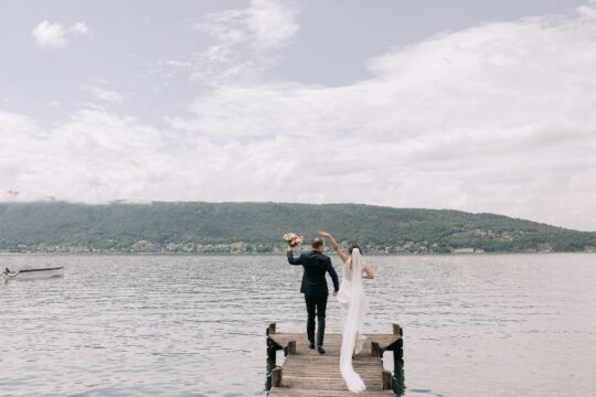 Séance photo de couples au bord du lac d'Annecy en Haute-Savoie. 